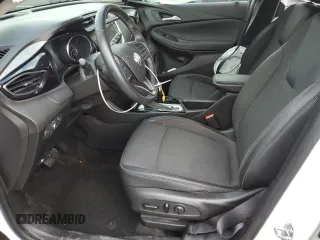2021 Buick Encore GX Select z VIN KL4MMDSL4MB113927, wystawiony jako Copart lot #56138395 z przebiegiem 39 208 mil mil oraz Nie do naprawy • Non repairable. Historia ofert i sprzedaży dostępna na DreamBid. Obrazek 7.