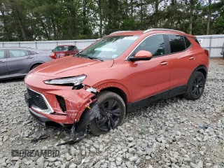 2024 Buick Encore GX Sport Touring z VIN KL4AMESL0RB102889, wystawiony jako Copart lot #58238765 z przebiegiem 4 719 mil mil oraz Szkoda całkowita • Salvage title. Historia ofert i sprzedaży dostępna na DreamBid. Obrazek 1.