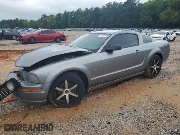 2006 Ford Mustang GT Deluxe z VIN 1ZVFT82H665215104, wystawiony jako Copart lot #51335245 z przebiegiem 202 407 mil mil oraz Szkoda całkowita • Salvage title. Historia ofert i sprzedaży dostępna na DreamBid. Obrazek 1.