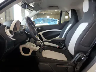 2018 Smart fortwo Pure with VIN WMEFJ9BA6JK270276, listed as a Copart auction lot 64037285 with 47,377 mi miles and Clean title. Bid and sale history available at DreamBid. Image 7.