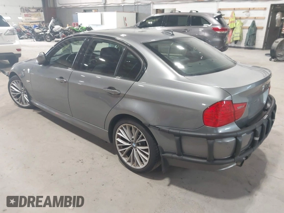 2011 BMW 3 Series 335i xDrive с VIN WBAPL5C57BA919482, выставлен на аукционе IAAI как лот 42531375 с пробегом 82 868 миль миль и . История ставок и продаж доступна на DreamBid. Изображение 3.