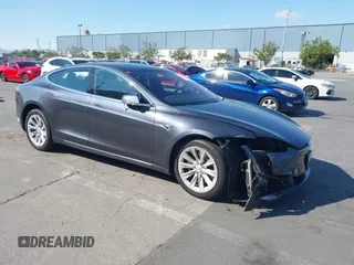2018 Tesla Model S 75D z VIN 5YJSA1E26JF249573, wystawiony jako IAAI lot #42748801 z przebiegiem 88 467 mil mil oraz . Historia ofert i sprzedaży dostępna na DreamBid. Obrazek 1.