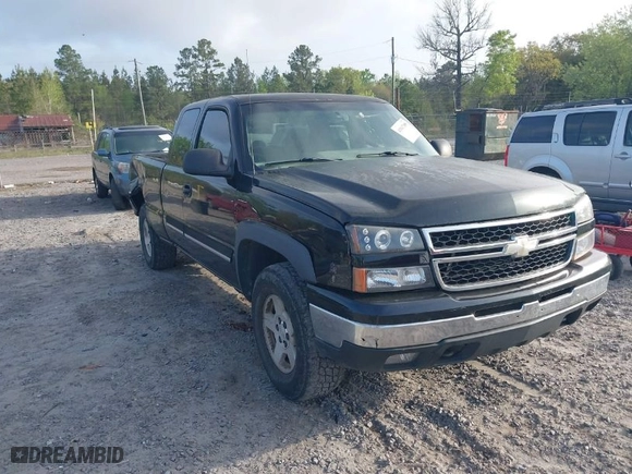 2006 Chevrolet Silverado 1500 LT2 with VIN 1GCEK19B46Z195681, listed as a IAAI auction lot 41947889 with 213,595 mi miles. Bid and sale history available at carsss.com. Image 1.