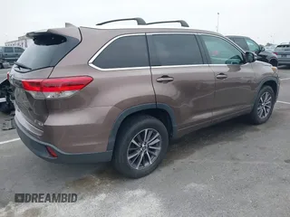 2018 Toyota Highlander SE z VIN 5TDKZRFH6JS248476, wystawiony jako IAAI lot #42644155 z przebiegiem 37 054 mil mil oraz . Historia ofert i sprzedaży dostępna na DreamBid. Obrazek 4.