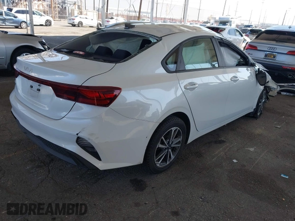 2022 Kia Forte LXS z VIN 3KPF24AD2NE425361, wystawiony jako IAAI lot #42004084 z przebiegiem 61 465 mil mil oraz . Historia ofert i sprzedaży dostępna na DreamBid. Obrazek 4.