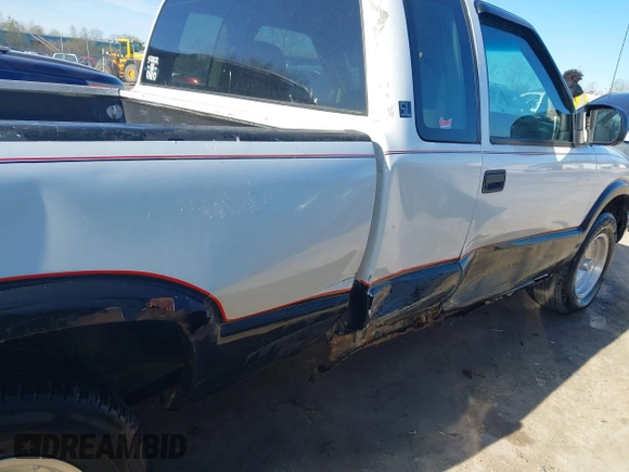 2001 GMC Sonoma SLS 1SG z VIN 1GTCS19W418211564, wystawiony jako IAAI lot #42071533 z przebiegiem 203 541 mil mil oraz . Historia ofert i sprzedaży dostępna na DreamBid. Obrazek 6.