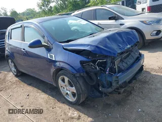 2014 Chevrolet Sonic LTZ z VIN 1G1JE6SB4E4226395, wystawiony jako IAAI lot #42399611 z przebiegiem 150 847 mil mil oraz . Historia ofert i sprzedaży dostępna na DreamBid. Obrazek 1.