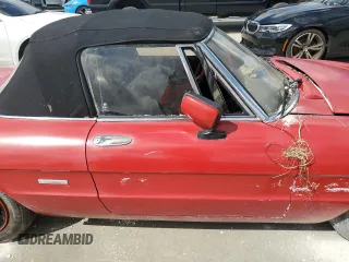 1988 Alfa Romeo Spider Graduate z VIN ZARBA5645J1062539, wystawiony jako Copart lot #75542014 z przebiegiem Nie podano mil oraz Szkody całkowita. Historia ofert i sprzedaży dostępna na DreamBid. Obrazek 10.