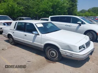 1993 Chrysler New Yorker z VIN 1C3XV66LXPD158485, wystawiony jako IAAI lot #42457031 z przebiegiem 87 441 mil mil oraz . Historia ofert i sprzedaży dostępna na DreamBid. Obrazek 1.