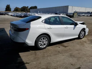 2025 Toyota Camry LE z VIN 4T1DAACK9SU061095, wystawiony jako Copart lot #59724705 z przebiegiem 9 032 mil mil oraz Czysty tytuł • Clean title. Historia ofert i sprzedaży dostępna na DreamBid. Obrazek 3.