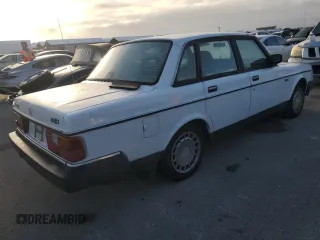 1991 Volvo 240 z VIN YV1AA8844M1441146, wystawiony jako Copart lot #75018744 z przebiegiem 159 330 mil mil oraz Nie do naprawy. Historia ofert i sprzedaży dostępna na DreamBid. Obrazek 3.