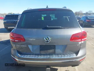 2017 Volkswagen Touareg Wolfsburg Edition z VIN WVGRF7BP1HD004308, wystawiony jako IAAI lot #41860019 z przebiegiem 74 044 mil mil oraz . Historia ofert i sprzedaży dostępna na DreamBid. Obrazek 16.