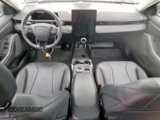 2023 Ford Mustang Mach-E Premium z VIN 3FMTK3RM3PMA31793, wystawiony jako Copart lot #57344535 z przebiegiem 39 342 mil mil oraz Szkoda całkowita • Salvage title. Historia ofert i sprzedaży dostępna na DreamBid. Obrazek 8.