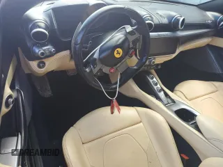 2019 Ferrari Portofino z VIN ZFF89FPAXK0242549, wystawiony jako Copart lot #74454234 z przebiegiem Nie podano mil oraz Nie do naprawy. Historia ofert i sprzedaży dostępna na DreamBid. Obrazek 8.