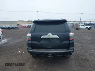 2018 Toyota 4Runner SR5 z VIN JTEBU5JR2J5579001, wystawiony jako IAAI lot #41996934 z przebiegiem 69 066 mil mil oraz . Historia ofert i sprzedaży dostępna na DreamBid. Obrazek 17.