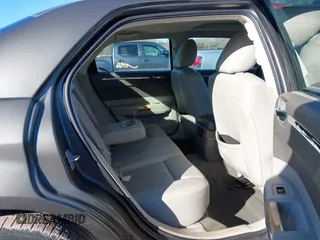 2008 Chrysler 300 z VIN 2C3LA33G58H115466, wystawiony jako IAAI lot #41353662 z przebiegiem 111 489 mil mil oraz . Historia ofert i sprzedaży dostępna na DreamBid. Obrazek 8.