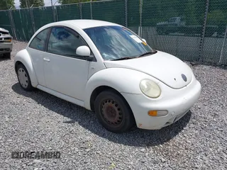 1999 Volkswagen Beetle GLS z VIN 3VWCC21C8XM460889, wystawiony jako IAAI lot #42335042 z przebiegiem 166 697 mil mil oraz . Historia ofert i sprzedaży dostępna na DreamBid. Obrazek 1.