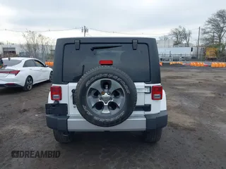 2017 Jeep Wrangler Unlimited Sahara z VIN 1C4BJWEG2HL695672, wystawiony jako IAAI lot #42008396 z przebiegiem 56 028 mil mil oraz . Historia ofert i sprzedaży dostępna na DreamBid. Obrazek 16.