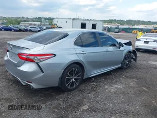 2018 Toyota Camry LE z VIN 4T1B11HK8JU649942, wystawiony jako IAAI lot #42194030 z przebiegiem 54 687 mil mil oraz . Historia ofert i sprzedaży dostępna na DreamBid. Obrazek 4.