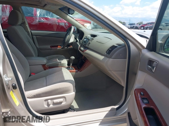 2006 Toyota Camry STD z VIN 4T1BE30KX6U658158, wystawiony jako IAAI lot #42394262 z przebiegiem 102 830 mil mil oraz . Historia ofert i sprzedaży dostępna na DreamBid. Obrazek 5.