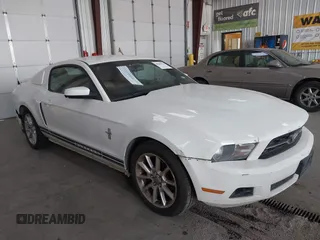 2011 Ford Mustang V6 z VIN 1ZVBP8AM1B5147273, wystawiony jako IAAI lot #40283515 z przebiegiem 267 423 mil mil oraz . Historia ofert i sprzedaży dostępna na DreamBid. Obrazek 1.