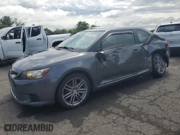 2013 Scion tC z VIN JTKJF5C71D3052789, wystawiony jako Copart lot #57482475 z przebiegiem 148 706 mil mil oraz Szkoda całkowita • Salvage title. Historia ofert i sprzedaży dostępna na DreamBid. Obrazek 1.