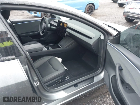 2025 Tesla Model 3 Long Range z VIN 5YJ3E1EA0SF906935, wystawiony jako IAAI lot #41915554 z przebiegiem 1 715 mil mil oraz . Historia ofert i sprzedaży dostępna na DreamBid. Obrazek 5.