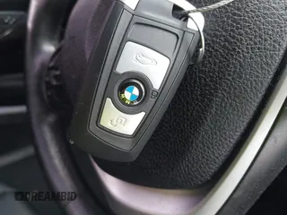 2015 BMW 3 Series 328i xDrive z VIN WBA3B5C51FF959597, wystawiony jako IAAI lot #41531841 z przebiegiem 143 424 mil mil oraz . Historia ofert i sprzedaży dostępna na DreamBid. Obrazek 11.