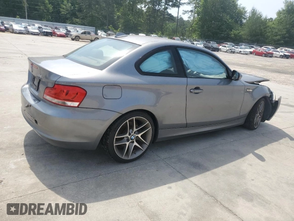 2013 BMW 1 Series 128i z VIN WBAUP9C58DVS95329, wystawiony jako Copart lot #56986015 z przebiegiem 115 518 mil mil oraz Szkoda całkowita • Salvage title. Historia ofert i sprzedaży dostępna na DreamBid. Obrazek 3.