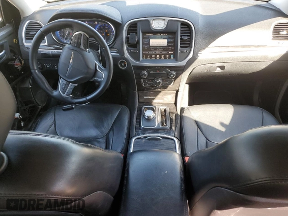 2015 Chrysler 300 Limited z VIN 2C3CCAAG7FH779797, wystawiony jako Copart lot #52281375 z przebiegiem 140 141 mil mil oraz Szkoda całkowita • Salvage title. Historia ofert i sprzedaży dostępna na DreamBid. Obrazek 8.