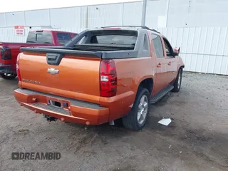 2008 Chevrolet Avalanche LTZ z VIN 3GNEC12J48G216702, wystawiony jako IAAI lot #41753596 z przebiegiem 299 925 mil mil oraz . Historia ofert i sprzedaży dostępna na DreamBid. Obrazek 4.