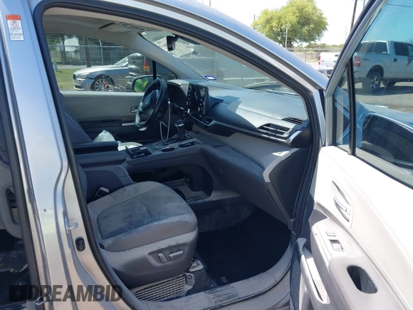 2021 Toyota Sienna XLE z VIN 5TDYRKEC1MS027959, wystawiony jako IAAI lot #42018160 z przebiegiem Nie podano mil oraz . Historia ofert i sprzedaży dostępna na DreamBid. Obrazek 5.