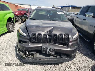 2018 Jeep Cherokee Latitude z VIN 1C4PJMCX9JD586705, wystawiony jako Copart lot #48167215 z przebiegiem 121 494 mil mil oraz Szkoda całkowita • Salvage title. Historia ofert i sprzedaży dostępna na DreamBid. Obrazek 5.
