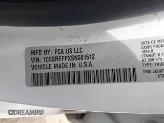 2025 Ram 1500 Big Horn z VIN 1C6SRFFPXSN581512, wystawiony jako IAAI lot #42158063 z przebiegiem 35 469 mil mil oraz . Historia ofert i sprzedaży dostępna na DreamBid. Obrazek 9.