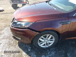 2013 Kia Optima LX z VIN 5XXGM4A7XDG241462, wystawiony jako IAAI lot #41774969 z przebiegiem 151 819 mil mil oraz . Historia ofert i sprzedaży dostępna na DreamBid. Obrazek 17.