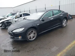 2013 Tesla Model S с VIN 5YJSA1CN0DFP20408, выставлен на аукционе IAAI как лот 41524470 с пробегом Не указан миль и . История ставок и продаж доступна на DreamBid. Изображение 18.