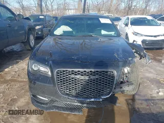 2020 Chrysler 300 S z VIN 2C3CCABT0LH180828, wystawiony jako IAAI lot #41370520 z przebiegiem 47 258 mil mil oraz . Historia ofert i sprzedaży dostępna na DreamBid. Obrazek 12.