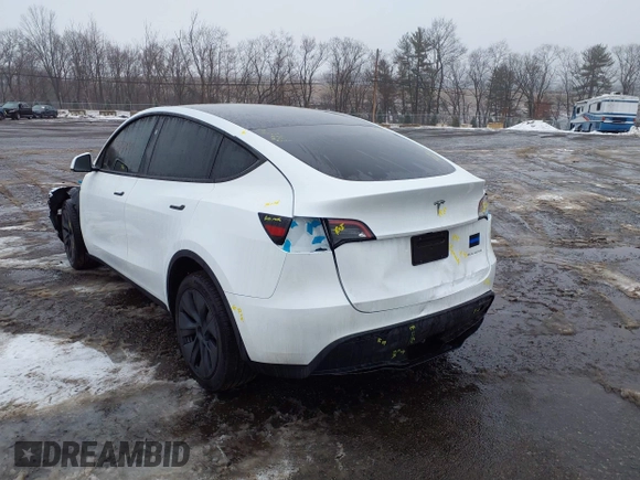 2024 Tesla Model Y Long Range z VIN 7SAYGDEE5RA326577, wystawiony jako IAAI lot #41531364 z przebiegiem 5353 mil mil oraz . Historia ofert i sprzedaży dostępna na DreamBid. Obrazek 21.