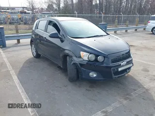 2012 Chevrolet Sonic LT z VIN 1G1JD6SH5C4108828, wystawiony jako IAAI lot #41793659 z przebiegiem 125 153 mil mil oraz . Historia ofert i sprzedaży dostępna na DreamBid. Obrazek 1.