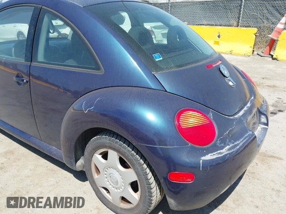 2000 Volkswagen Beetle GLS z VIN 3VWCC21C5YM454887, wystawiony jako IAAI lot #42397582 z przebiegiem 122 620 mil mil oraz . Historia ofert i sprzedaży dostępna na DreamBid. Obrazek 6.