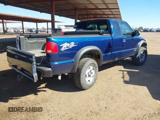2002 Chevrolet S-10 LS with VIN 1GCCT19W428212163, listed as a IAAI auction lot 41383327 with 1 mi miles. Bid and sale history available at carsss.com. Image 4.