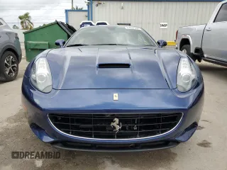 2013 Ferrari California z VIN ZFF65THA9D0194738, wystawiony jako Copart lot #77637104 z przebiegiem 28 670 mil mil oraz Nie do naprawy. Historia ofert i sprzedaży dostępna na DreamBid. Obrazek 5.