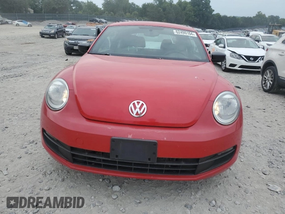 2014 Volkswagen Beetle Entry z VIN 3VWF17AT1EM638445, wystawiony jako Copart lot #62499104 z przebiegiem 85 895 mil mil oraz Szkoda całkowita • Salvage title. Historia ofert i sprzedaży dostępna na DreamBid. Obrazek 5.