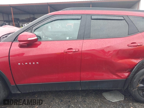 2021 Chevrolet Blazer LT z VIN 3GNKBCRS8MS563912, wystawiony jako IAAI lot #42209536 z przebiegiem Nie podano mil oraz . Historia ofert i sprzedaży dostępna na DreamBid. Obrazek 14.