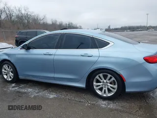 2015 Chrysler 200 Limited z VIN 1C3CCCAB8FN712908, wystawiony jako IAAI lot #41586183 z przebiegiem 194 890 mil mil oraz . Historia ofert i sprzedaży dostępna na DreamBid. Obrazek 14.