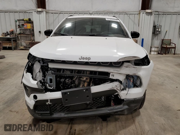 2024 Jeep Compass Latitude Lux z VIN 3C4NJDFN0RT127036, wystawiony jako Copart lot #41433235 z przebiegiem 2 361 mil mil oraz Szkoda całkowita • Salvage title. Historia ofert i sprzedaży dostępna na DreamBid. Obrazek 5.