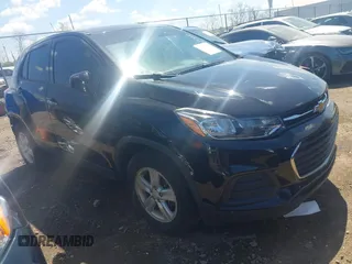 2020 Chevrolet Trax LS z VIN KL7CJKSB9LB317981, wystawiony jako IAAI lot #42017747 z przebiegiem 99 829 mil mil oraz . Historia ofert i sprzedaży dostępna na DreamBid. Obrazek 1.