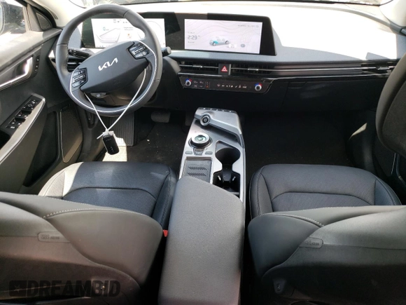 2024 Kia EV6 Wind z VIN KNDC3DLC0R5209580, wystawiony jako Copart lot #56254245 z przebiegiem 3 935 mil mil oraz Szkoda całkowita • Salvage title. Historia ofert i sprzedaży dostępna na DreamBid. Obrazek 8.