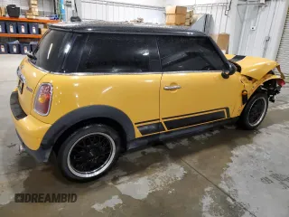 2009 MINI Hardtop z VIN WMWMF33549TU70310, wystawiony jako Copart lot #57797815 z przebiegiem 136 843 mil mil oraz Szkody całkowita. Historia ofert i sprzedaży dostępna na DreamBid. Obrazek 3.