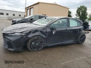 2025 Toyota Camry LE z VIN 4T1DAACK0SU035324, wystawiony jako Copart lot #59721135 z przebiegiem Nie podano mil oraz Nie do naprawy • Non repairable. Historia ofert i sprzedaży dostępna na DreamBid. Obrazek 1.